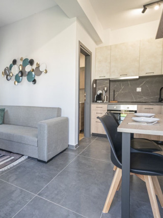 Innenansicht eines Ferienhauses mit Wohn- und Essbereich