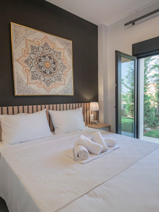 Schlafzimmer mit Doppelbett und Meerblick in einem Ferienhaus