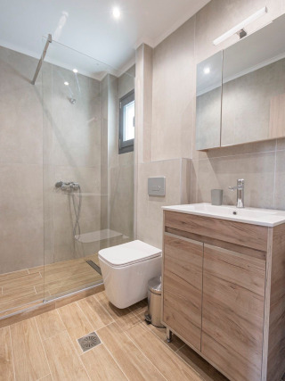 Badezimmer mit begehbarer Dusche im mediterranen Stil in einem Ferienhaus